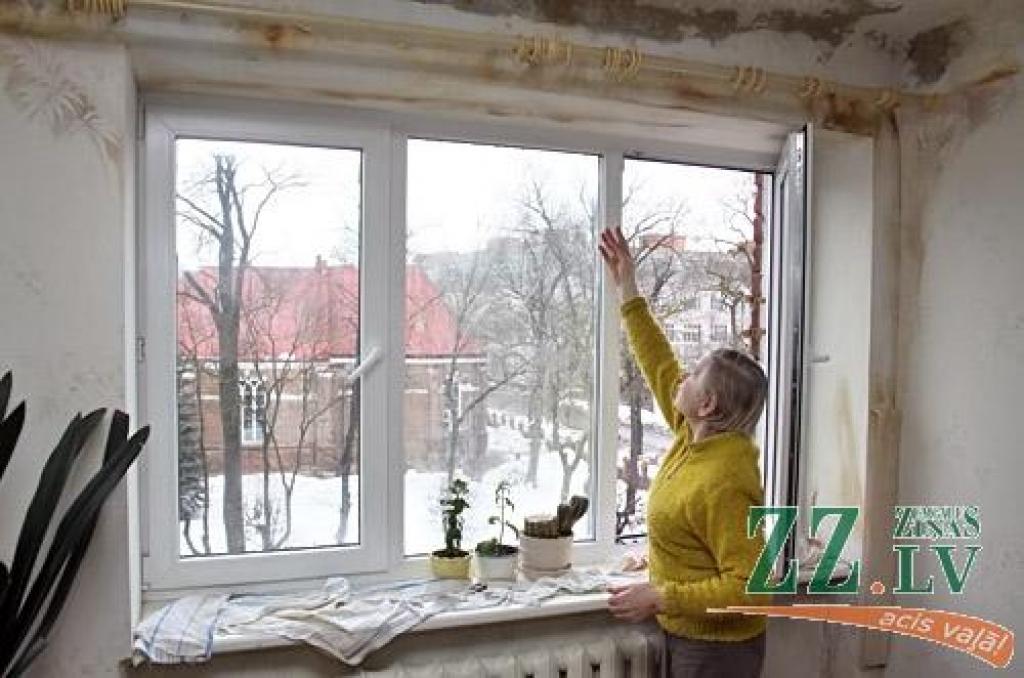 Lielās ielas 21.nama iedzīvotāja Vija Ziemele stāsta, ka dzīvoklis regulāri pludo kopš 20.decembra.
Autors: Agris Samcovs