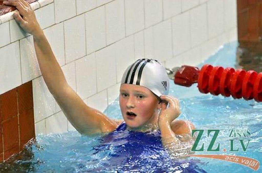 Jelgavas Specializētās peldēšanas skolas sacensībās «Jaunie talanti» par lielāko notikumu kļuva Valsts ģimnāzijas audzēknes Vinetas Mežaraupes uzvara trijās distancēs ar meistarkandidāta normatīvam atbilstošu rezultātu.
Autors: Agris Samcovs