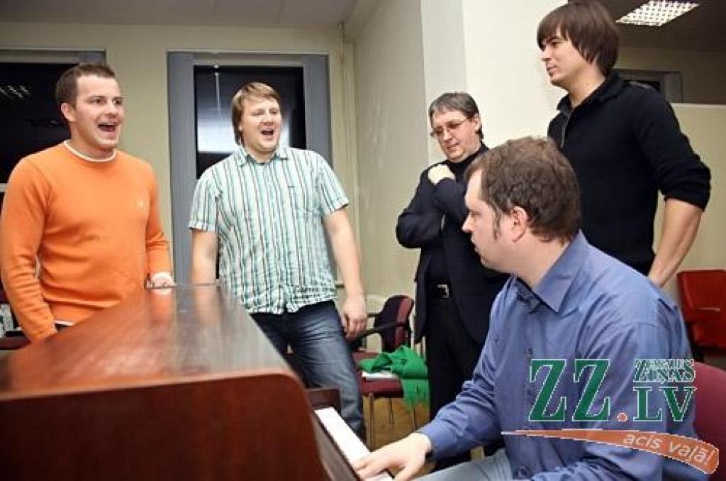 Līdz kārtējā mēģinājuma beigām izturējis tikai stiprais dzimums: Ivars Galiņš (no kreisās), Juris Ozolnieks, Žoržs Siksna, Uldis Timma, pie klavierēm – Ingus Leilands.
Autors: Agris Samcovs