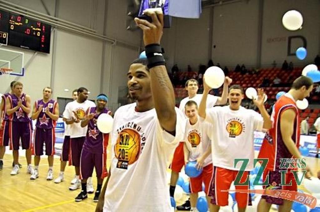 Svētdien Latvijas Basketbola līgas (LBL) 20. sezonas Zvaigžņu spēlē Zemgales Olimpiskajā centrā Jelgavā Ainara Zvirgzdiņa trenētie «Austrumi» ar 100:94 uzvarēja «Rietumu» basketbolistus, kurus cīņā vadīja BK «Zemgale» galvenais treneris...