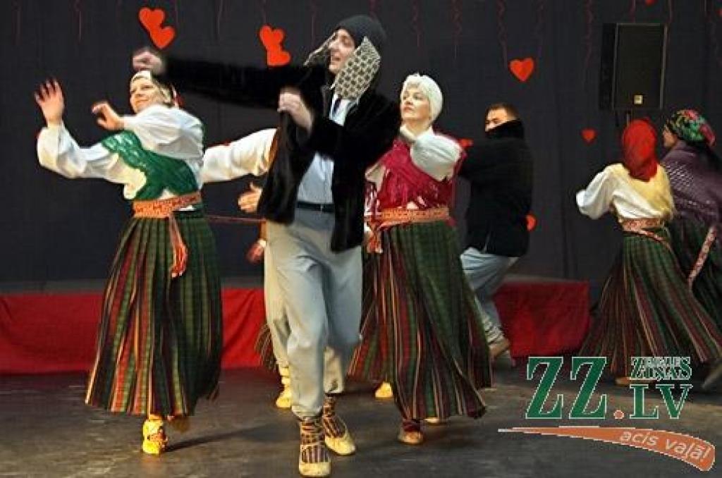 Jau septīto gadu pēc kārtas Jelgavas novada deju kolektīvi tikās kopīgajā pasākumā «Ziemas sadancis», kas šogad notika Valgundes pagasta izglītības, kultūras un sporta centrā «Avoti», vienlaikus iedejojot arī jauno pārvietojamo deju grīdu....