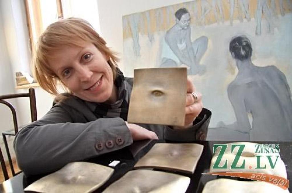 «Gan dabā, gan cilvēkā patlaban sākas mošanās, kad gaisā uzvirmo īpašas, jutekliskas vibrācijas. Nupat bija Valentīndiena. Tuvojas 8. marts. Tāpēc šis laiks erotiskās mākslas izstādei jau trešo gadu mums šķitis īsti piemērots,» galerijas...