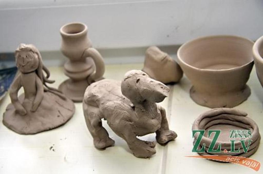 Svētē darbu sākusi amatnieku darbnīca, kur keramiķes Madaras Rubenas vadībā gan Svētes iedzīvotāji, gan viesi varēs apgūt seno arodu un savām rokām darināt māla podus. Šis ir viens no četriem šonedēļ Jelgavas novadā atklātajiem...