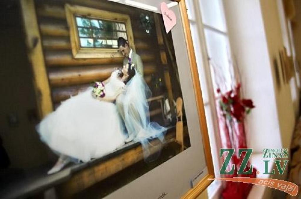 Jelgavas pils aula foajē atklāta fotoizstāde «Tu saviļņoji mani...», kurā apskatāmas 45 pāru kāzu fotogrāfijas. Viņi savas otrās pusītes dažādos laikos atraduši Latvijas Lauksaimniecības universitātē (LLU). «Nenoliedzami LLU ir ģimeniska...