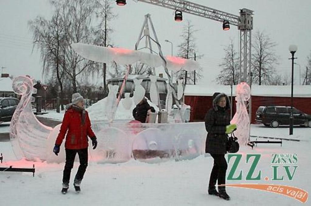 Piektdien XIII Jelgavas Starptautiskā ledus skulptūru festivāla žūrijai neklājās viegli, lai izšķirtos, kurām no trīspadsmit lielajām skulptūrām un 26 mākslinieku individuālajiem darinājumiem dot priekšroku – apbalvošanas vērtu veikumu...
