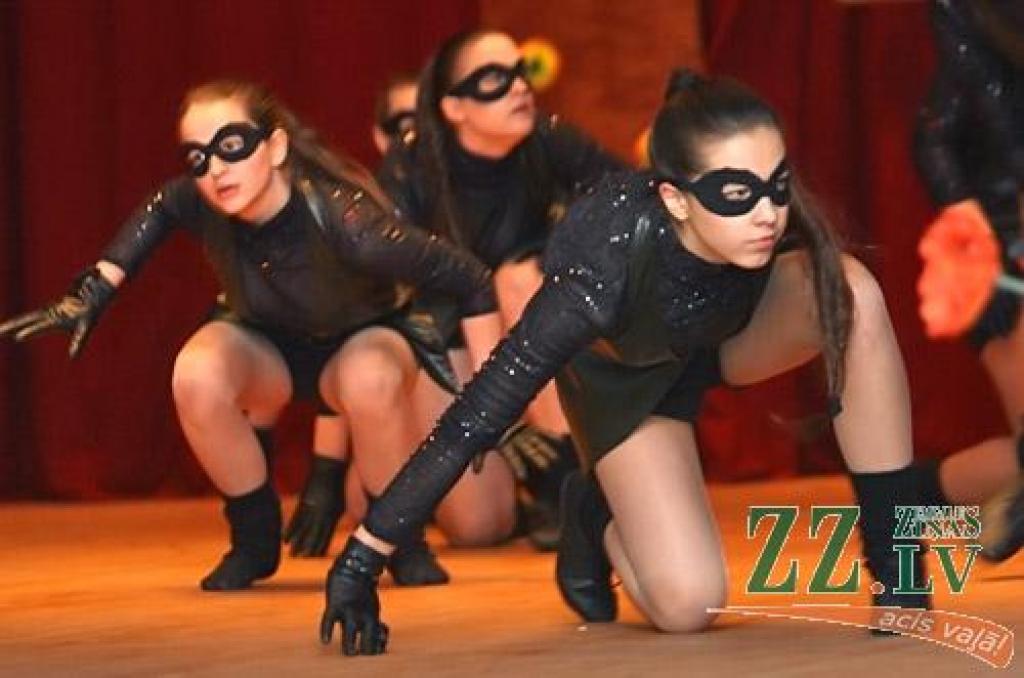 Ar mūsdienu deju jaunrades konkursu Jelgavas novadā sākušās skolu interešu izglītības kolektīvu skates. Savu meistarību Līvbērzes kultūras namā piektdien demonstrēja astoņas mūsdienu deju grupas no Elejas un Līvbērzes vidusskolām, Svētes...