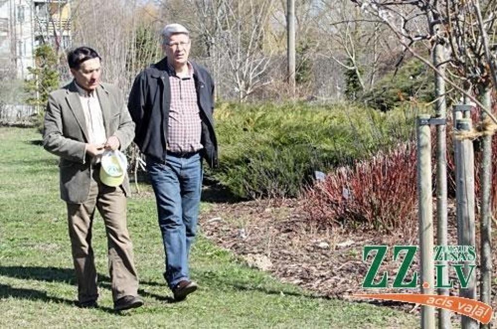 Valsts prezidents Valdis Zatlers, viesojoties Zaļenieku kokaudzētavā 2010. gada 20. aprīlī.
Autors: Agris Samcovs