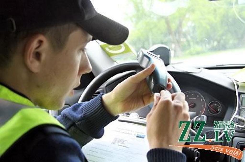 Jaunākais ceļu policijas inspektors seržants Deniss Dementjevs.
Autors: Agris Samcovs