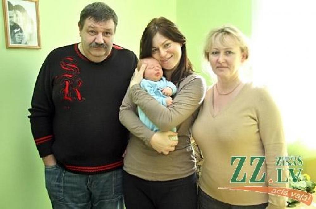 Žanna Ivļeva un Dmitrijs Moisejevs no Mežciema 21.martā pulksten 9.45 sagaidīja pasaulē nākam pirmo abu kopīgo bērniņu – dēlu. Mazajam tiks dots vārds Timofejs, piedzimstot zēns svēra 4150 gramu smags un bija 52 centimetrus garš. Par mazo brāli ļoti priecīgs ir Žannas vecākais dēls Daniels, kurš mammai pačukstējis, ka vēloties tikai un vienīgi brāli. Vakar savu mazdēlu vaigā pirmo reizi skatīja un kopīgā bildē vienojās arī Dmitrija vecāki.
Autors: Agris Samcovs