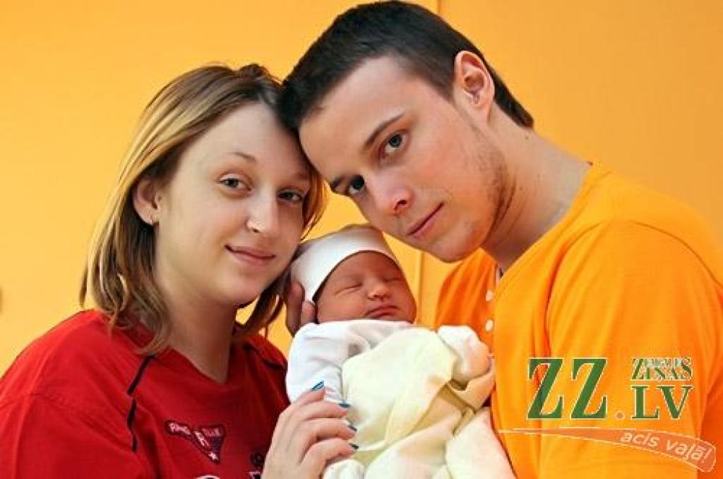 Annas Kāpostiņas un Jurija Miščenkova pirmdzimtā meitiņa Agata par savu dzimšanas dienu izraudzījās 14.martu, kad pulksten 13.50 nāca pasaulē 3700 gramu smaga un 54 centimetrus gara. Meitenīte pasaulē ieradās ģimenes dzemdībās. Viņas mājas būs Rīgas rajona Tīrainē. Jelgavas slimnīcu jaunajiem vecākiem ieteikuši draugi, un savu izvēli viņi nenožēlojot. 
Autors: Agris Samcovs