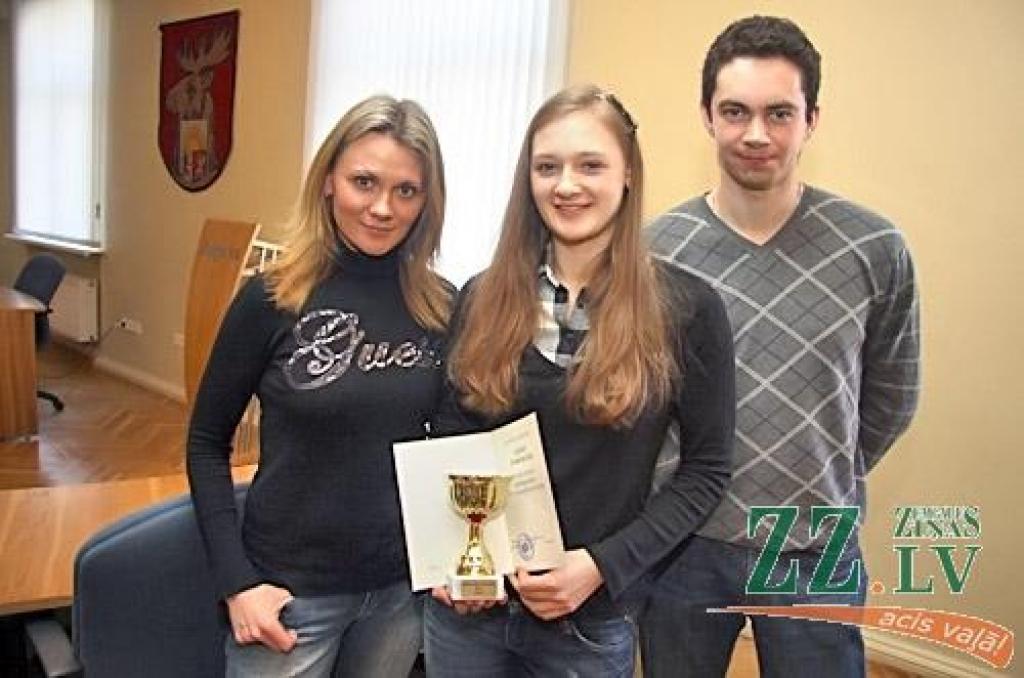 Jelgavas Ledus sporta skolas audzēkne Alīna Fjodorova kopā ar mammu un treneri Andreju Brovenko.
Autors: Agris Samcovs