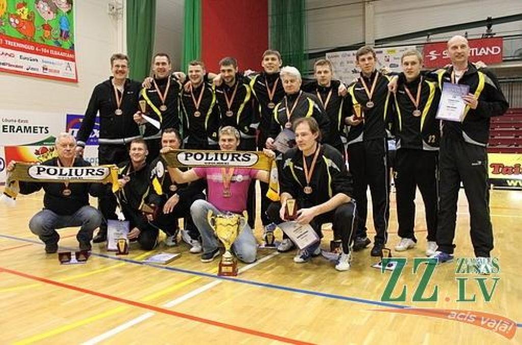 «Poliurs/Ozolnieki» ar 3.vietas kausu.
Autors: www.ozi-volejbols.lv