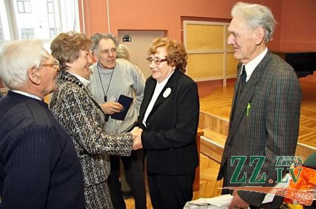 Jelgavas politiski represēto apvienība «Staburadze» par savu priekšsēdētāju uz nākamajiem diviem gadiem vienbalsīgi ievēlēja Valdu Dzintari.
Autors: Agris Samcovs