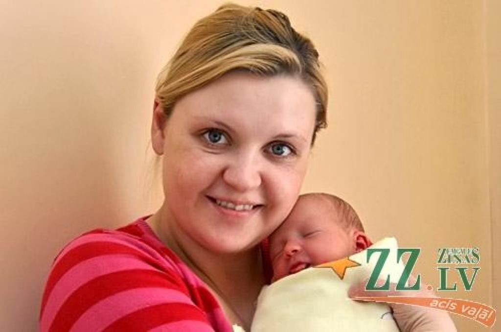 Evita Žukauska un Gintars Motiejūnas 6.marta rītā Jelgavas slimnīcā sagaidīja pasaulē nākam savu otro meitiņu - Nikolu. Mazā piedzima 2750 gramu smaga un 48 centimetrus gara. Viņas māsiņa Keita dzimusi pirms septiņiem gadiem. Jaunā ģimenīte dzīvo Bauskā.
Autors: Agris Samcovs