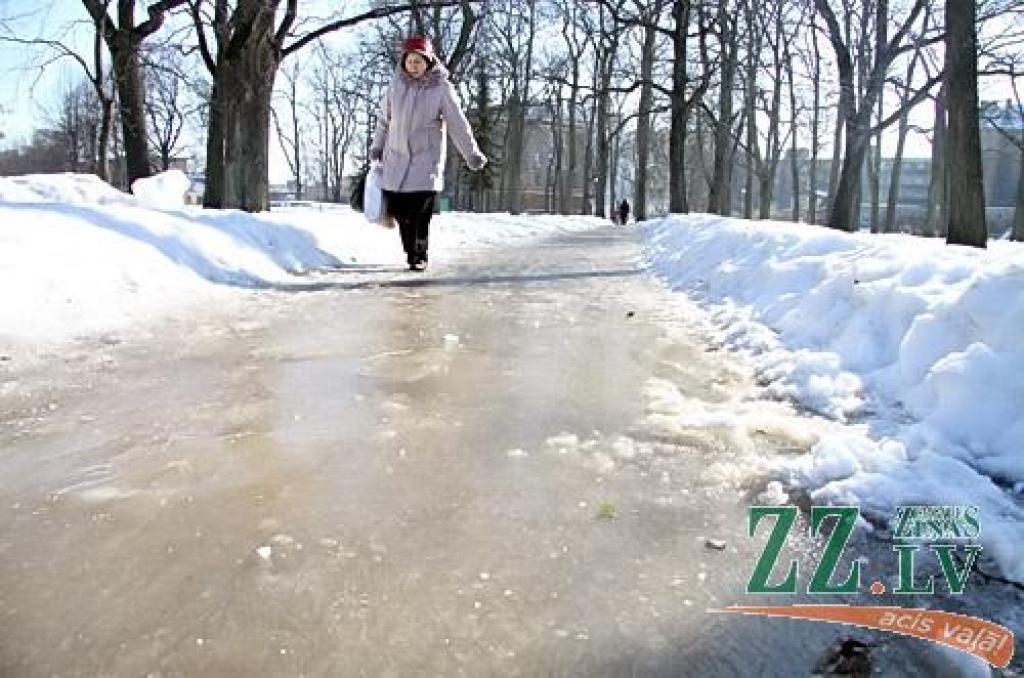 Arī trešdien «Ziņas» vairākās vietās pilsētā redzēja ledus klātas ietves.
Autors: Agris Samcovs