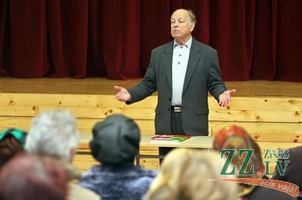 Eiroparlamenta deputāts Alfrēds Rubiks Sesavas tautas namā tikās ar vietējiem iedzīvotājiem.
Autors: Agris Samcovs