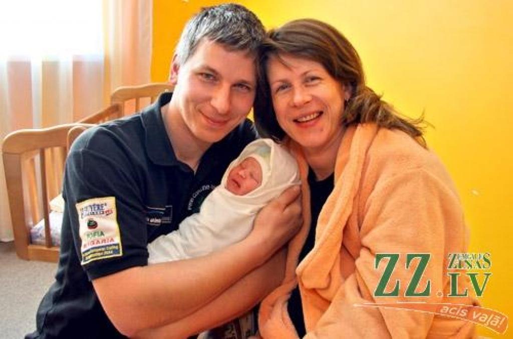 Jelgavnieku Dainas Mežotnes un Arta Zanteļa ģimenes pieaugums sagaidīts 1.martā pulksten pusdesmitos no rīta. Mazā jaunkundzīte pasaulē nāca ģimenes dzemdībās 3250 gramu smaga un 50 centimetru gara. Vecāki jau sen vēlējušies meitiņu saukt par Auci, bet tagad šaubās, jo 4. martā Auces svin vārda svētkus. Mazo māsiņu mājās gaida divarpus gadu vecais brālītis Uvis. 
Autors: Agris Samcovs