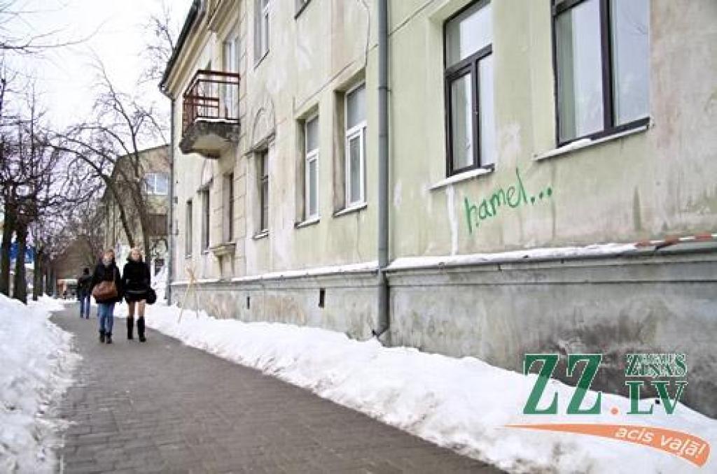 Ledus cirtņu radītie bojājumi šoziem pamanāmi ne tikai vecajās ietvēs ar asfalta segumu, bet arī pēdējos gados rekonstruēto ielu malās svaigajā bruģī.
Autors: Agris Samcovs