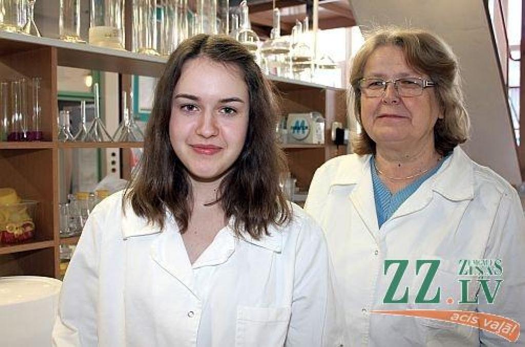 Jelgavas Valsts ģimnāzijas 12.klases skolniece Katrīna Pekarska un «Grindeks» Pētniecības un attīstības laboratorijas Sintēzes grupas vecākā ķīmiķe Ilze Bleija.
Autors: Publicitātes foto
