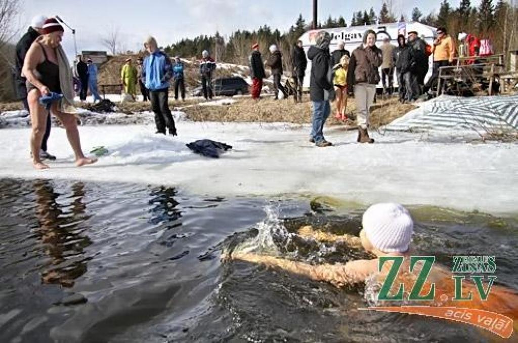 Svētdienas, 27. marta, pusdienlaikā, kad temperatūra ūdenī bija plus četri, bet gaisā – ap plus diviem grādiem, divi desmiti ziemas peldes cienītāju no Raganas, Ogres, Siguldas, Rīgas un Jelgavas piedalījās kluba «Pārlielupes roņi» sezonas...