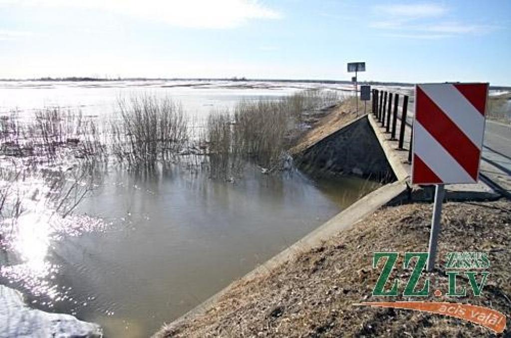 No krastiem izkāpušas no ledus atbrīvojušas mazās upītes, kuru ūdeņi plūst caur pavasara saules apspīdētajiem laukiem. Pali Sesavā Jaunsvirlaukas pagasta iedzīvotājiem gan šogad raizes nesagādājot, jo lielākais sniega daudzums, lēni...