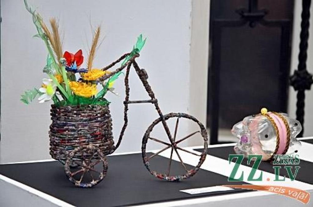 Ģederta Eliasa Jelgavas Vēstures un mākslas muzejā atklāta pilsētas skolu audzēkņu vizuālās, lietišķās un vides mākslas darbu izstāde «Lietas un tēli». Savus dažādās tehnikās tapušos zīmējumus, gleznojumus un veidojumus, mākslīgo ziedu...