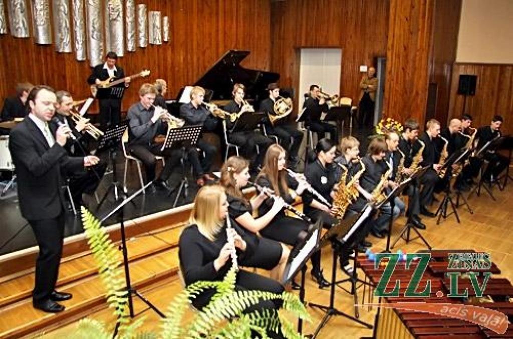 Otro pavasari pēc kārtas 8.marta vakarā Jelgavas Mūzikas vidusskolas pedagogi un audzēkņi, direktora Artūra Puķīša rosināti, kā mīlestības un cieņas apliecinājumu daiļā dzimuma kolēģēm veltī svētku koncertu. Lielu klausītāju interesi...