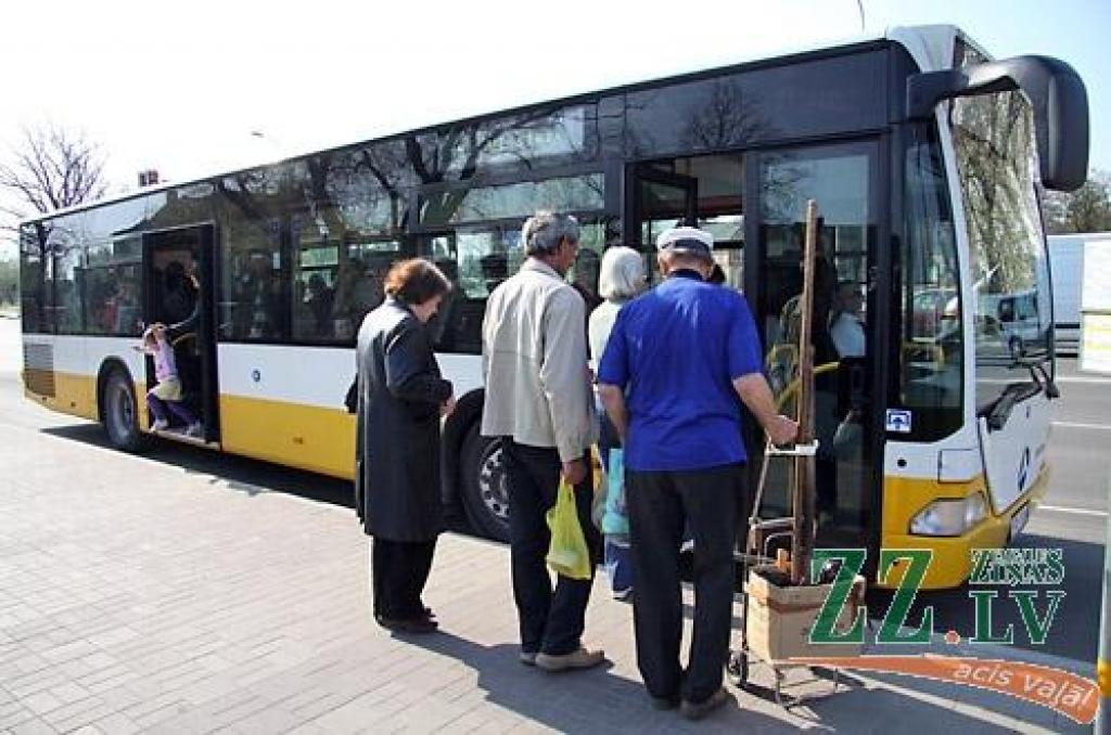 «Ziņas» mazdārziņu saimnieku sabiedrībā dodas uz Viesturiem, kur ļaudis bauda rušināšanās prieku un spriež par dzīvi.
Autors: Agris Samcovs