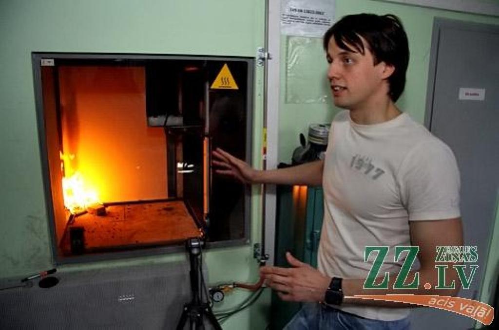 Trīsdesmit vienu gadu vecais Meža fakultātes Kokapstrādes katedras pasniedzējs Edgars Bukšāns pieteicies docenta amatam koksnes materiālu un tehnoloģijas jomā.
Autors: Agris Samcovs