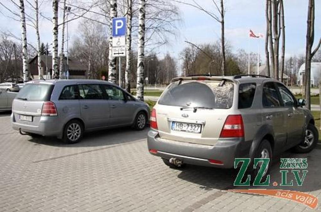 Ziedoņa Caunes auto - pa labi.
Autors: Agris Samcovs