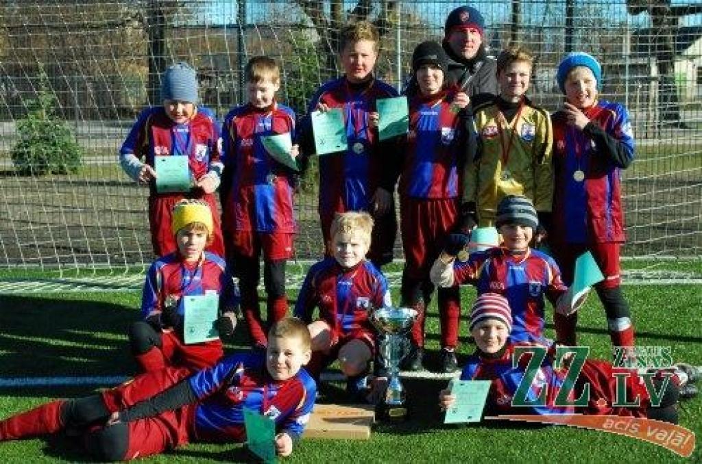 No «Igates Pavasara kausa» ar zelta medaļu mājup devās Zemgales čempioni, trenera Kaspara Tiltiņa trenētie jaunie «Jelgavas» 2000.gadā dzimušie futbolisti.
Autors: Sportistu arhīvs