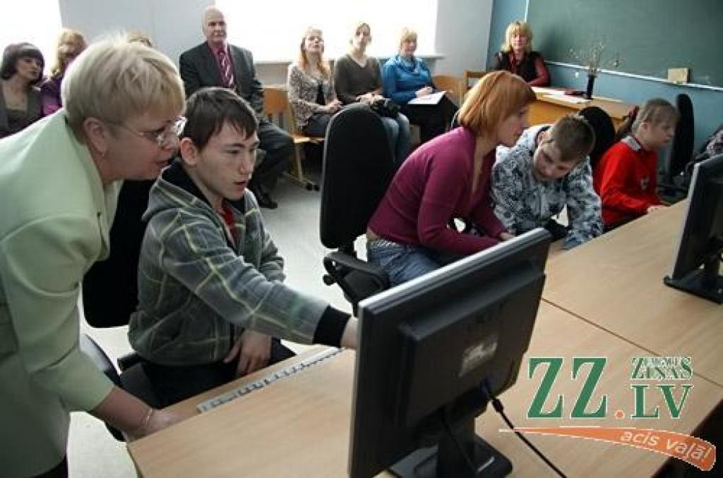 Jelgavas Speciālās pamatskolas skolotāja Natālija Akimova vada atklāto informātikas stundu C līmeņa apmācības skolēniem. 
Autors: Agris Samcovs