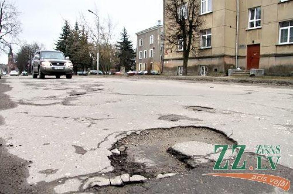 Pērn ekonomikas panīkuma laikā gatavotajās tāmēs Raiņa ielas rekonstrukcijai bija plānots tērēt 2,4 miljonus latu, taču šonedēļ konkursa noslēgumā secināts – pieteicās tikai SIA «Ceļu būvniecības sabiedrība «Igate»», par pašvaldības gribētajiem darbiem prasot lielāku summu. 
Autors: Agris Samcovs