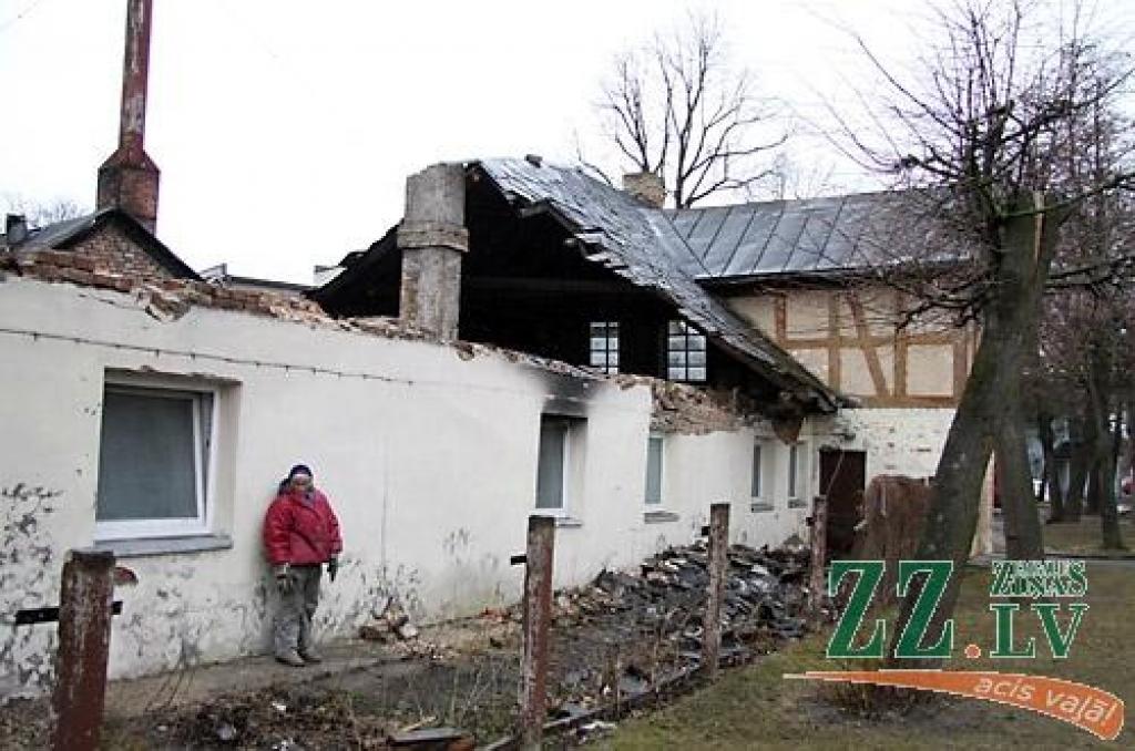 Palēnām sakopšanas darbi rit arī ap pirti Sakņudārza ieļā 7, kur janvāra sākumā sniega smagumu neizturēja kultūras pieminekļa jumts.
Autors: Agris Samcovs