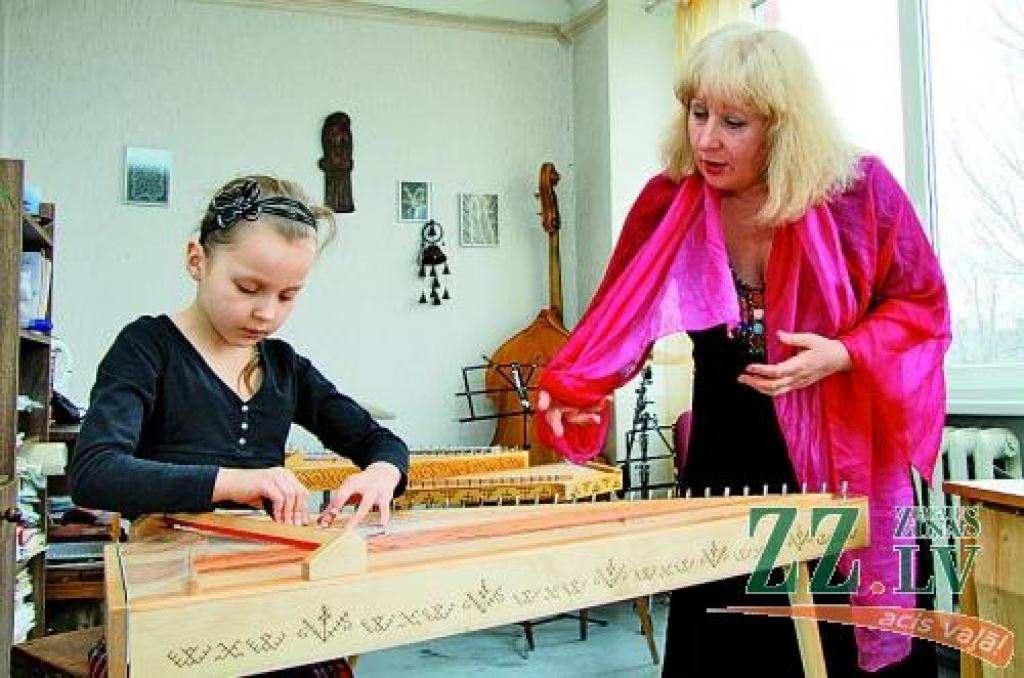 Jelgavas Mūzikas skolas kokles spēles audzēkne Megija Bruce, kura mācās pie pasniedzējas Birutas Derumas, šodien koncertā atskaņos pašas sacerētu kompozīciju, kā arī rumāņu dejas apdari un skolotājas radītu skaņdarbu.
Autors: Agris Samcovs