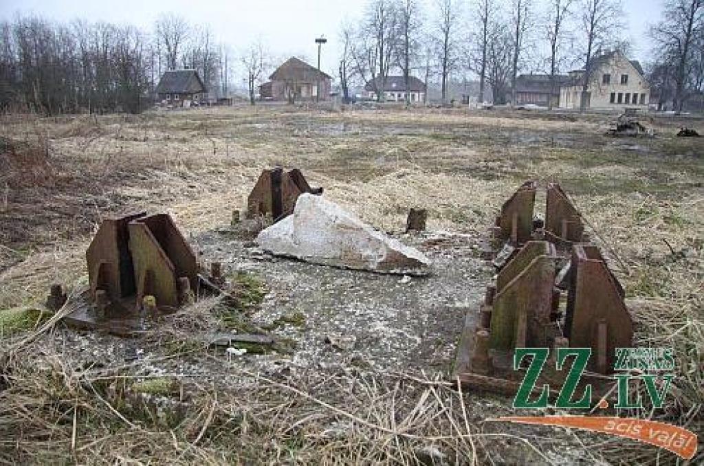 No torņa palikuši vien pamati un sarga būdiņas atliekas.
Autors: Agris Samcovs