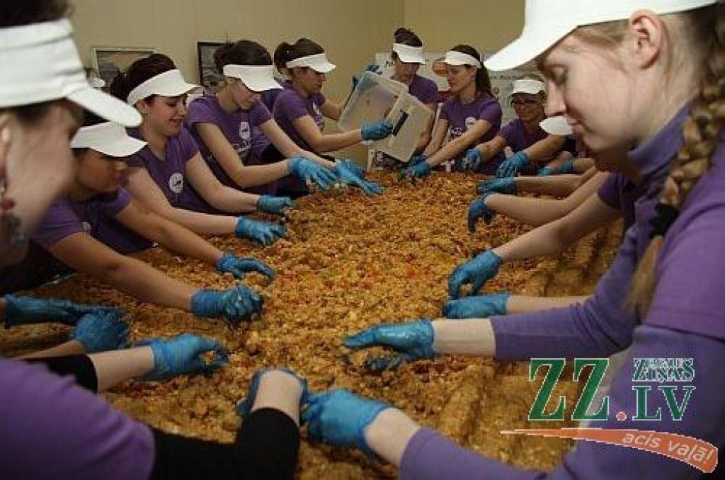 Latvijas Lauksaimniecības universitātes Pārtikas tehnoloģijas fakultātes svētkus - «Putru dienas» - 19.aprīlī studenti iezīmēja ar jaunu rekordu – smagāko Latvijas kūku «Skudru pūznis». 
Apmēram 470 kilogramu smagā kūka pagatavota no 200...