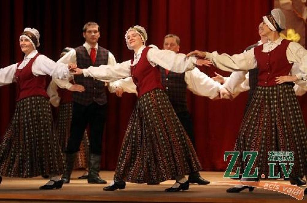 Sestdien, 9.aprīlī, Līvbērzes kultūras namā notika ikgadējā Jelgavas un Ozolnieku novadu deju kolektīvu skate. Tajā savu meistarību dejas soļu rakstos demonstrēja 11 Jelgavas novada un divi Ozolnieku novada kolektīvi. 
Skates mērķis ir...