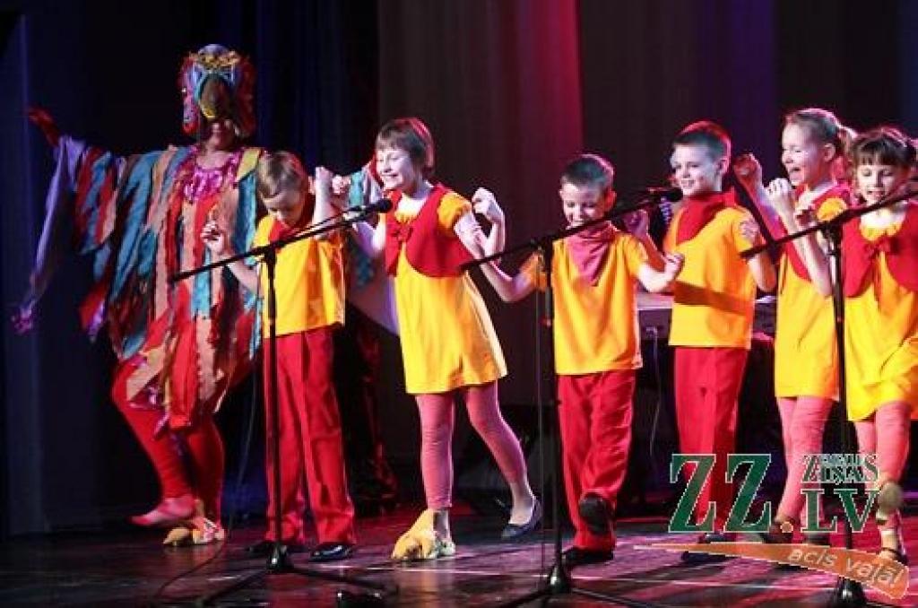 Aģentūras «Kultūra» bērnu vokālais ansamblis «Rotiņa» 15 gadu jubileju atzīmēja sestdien uz Jelgavas kultūras nama skatuves, kur daudzie skatītāji ar interesi noskatījās ansambļa vadītājas Agijas Pizikas kopā ar kustību konsultanti Ramonu...