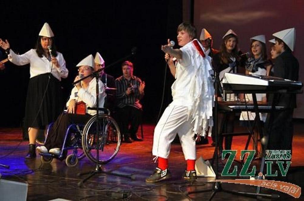 Jelgavas kultūras namā apskatāma integratīvā mākslas festivāla «Nāc līdzās» dalībnieku lietišķās un tēlotājmākslas darbu izstāde, kurā piedalās bērni un jaunieši ar garīgās vai fiziskās attīstības traucējumiem, bāreņi un bērni no sociāli...