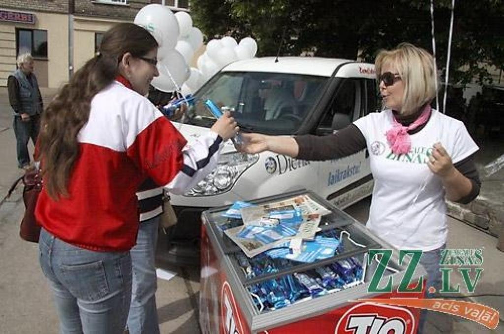  Par auksto gardumu paldies Rīgas Piena kombinātam, savukārt uzņēmumam «AutoBrava» pateicamies par skaisto un mobilo busiņu «Fiat Doblo», kas visus labumus nogādāja līdz Jelgavai.
Autors: Maira Dudareva