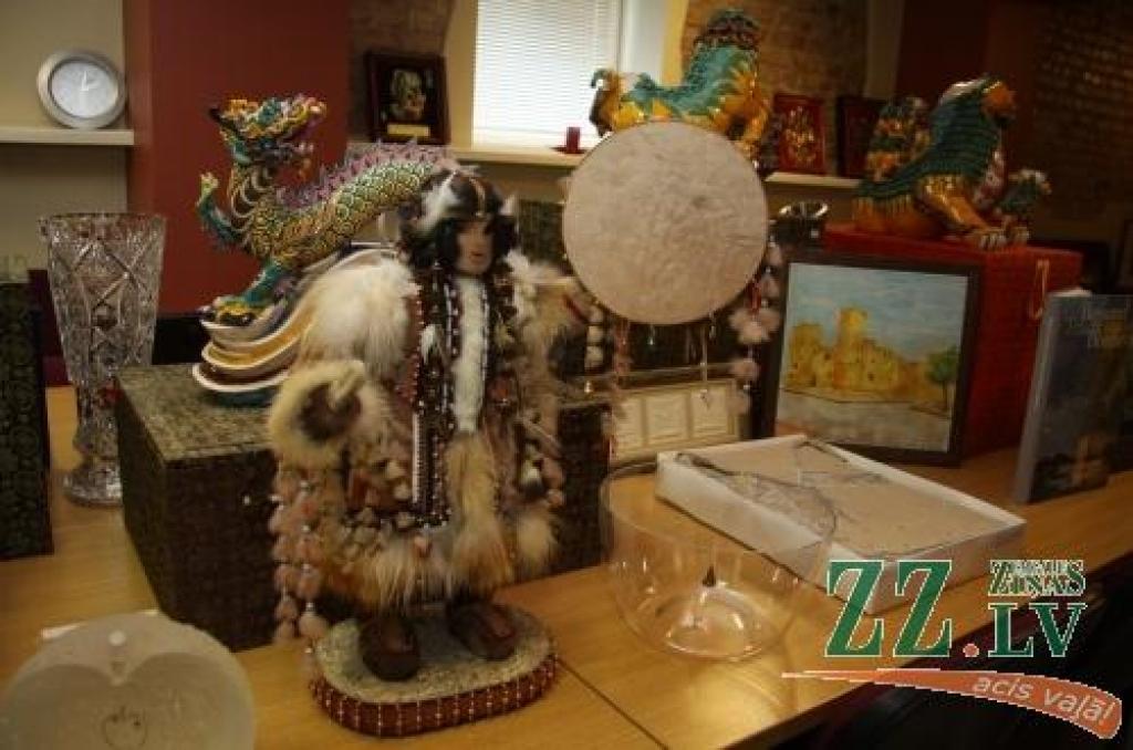 Kādas vēl dāvanas Jelgava saņēmusi un kādas veltes dāvā, viesojoties citās valstīs, lasiet sestdienas laikrakstā.
Autors: Agris Samcovs