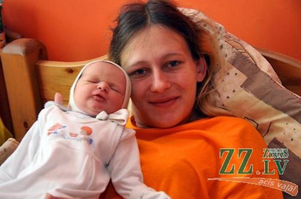 Jelgavnieku Evas Turakovas un Jāņa Pērkona meitiņa Elizabete par dzimšanas dienu izraudzījās 24.maiju, kad pulksten 22.17 ieradās pasaulē 3500 gramu smaga un 54 centimetrus gara.
Autors: Agris Samcovs