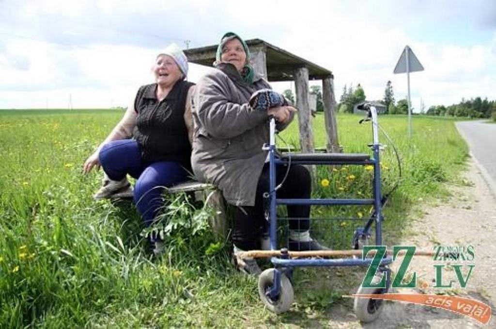 Tiklīdz pavasarī sākas dārza darbi, Zemgales ciematā neciešami smird. 
Autors: Agris Samcovs