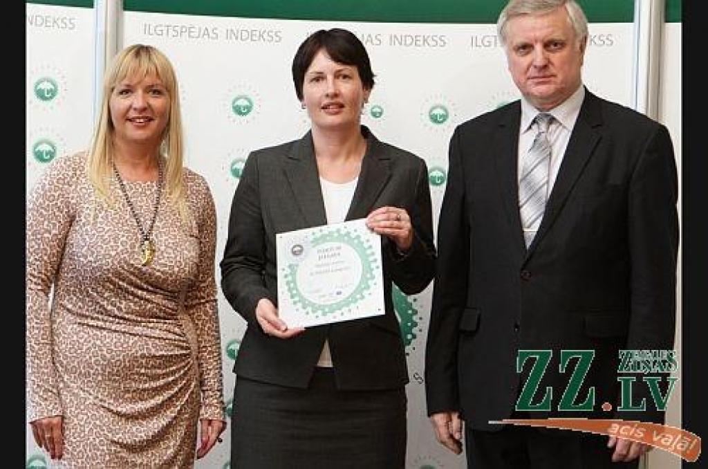 SIA «Fortum Jelgava» valdes priekšsēdētāja Ginta Cimdiņa (centrā), Latvijas Darba devēju konfederācijas ģenerāldirektore Elīna Egle un Latvijas Brīvo arodbiedrību savienības priekšsēdētājs Pēteris Krīgers.
Autors: FOTO: NO WWW.ILGTSPEJASINDEKSS.LV