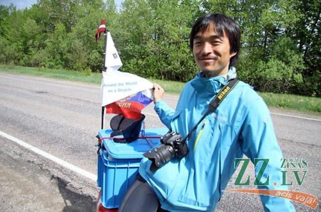Krievijas un Latvijas karogi, vimpelis ar uzrakstu «Braucu apkārt pasaulei», uzraksts angļu valodā: «Man derētu pārtika» uz velosipēda liecināja, ka ceļotāja nolūki varētu būt ļoti ievērojami. 
Autors: Agris Samcovs