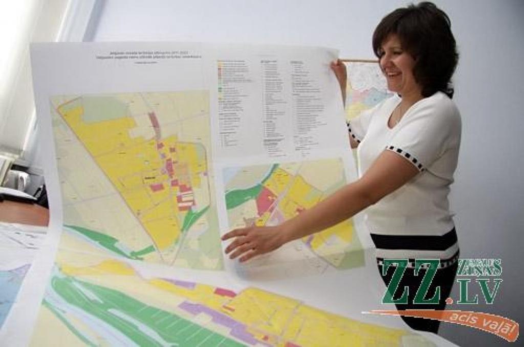 «Piezvana uzņēmējs no Rēzeknes un jautā, kāda aizsargjosla ir Mežciemā, bet uzreiz nevaru atbildēt, jo katram pagastam savs plānojums,» saka novada pašvaldības teritorijas plānotāja Inese Baumane.
Autors: Agris Samcovs