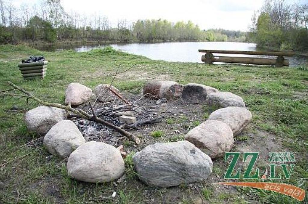 Kaut arī vietējie policisti apgalvo, ka vandaļi piknika vietas neapskādē, pašvaldība uzsver – regulāri jānovērš sīki bojājumi, nozagto atkritumu urnu vietā jāliek jaunas, kā arī jākopj piemēslota vide.
Autors: Agris Samcovs