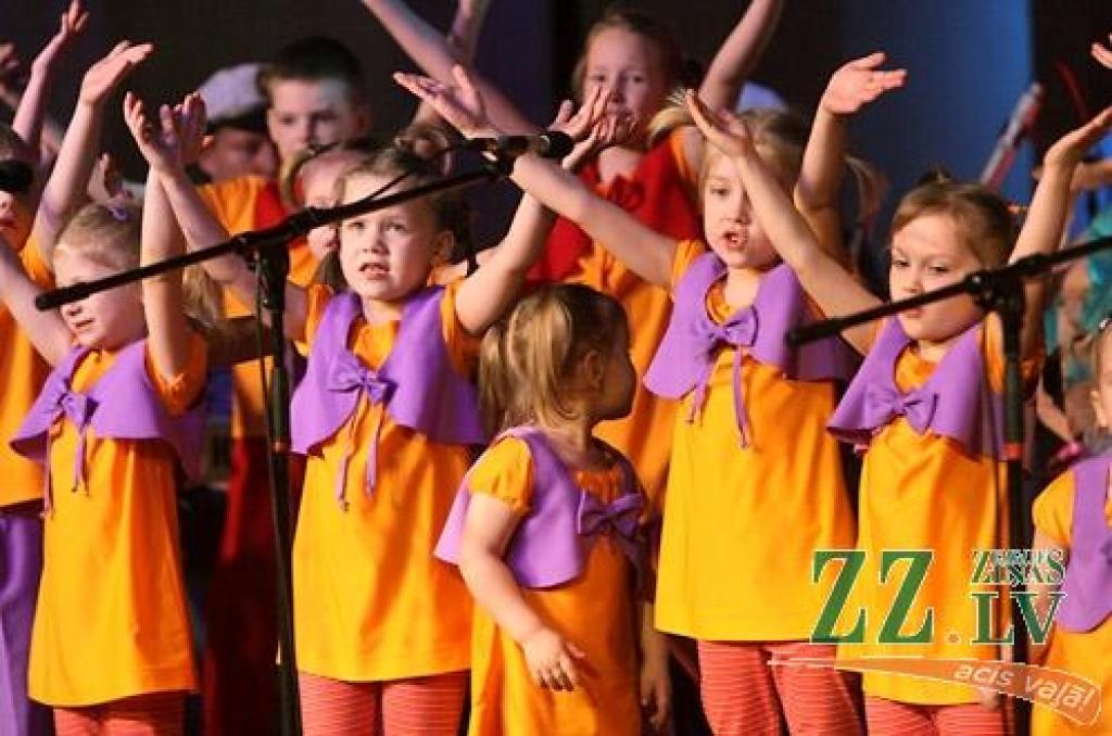 Uz Vecumnieku novadu dosies Jelgavas pilsētas pašvaldības aģentūras «Kultūra» bērnu vokālais ansamblis «Rotiņa», kurš Agijas Pizikas vadībā startēs bērnu vokālo ansambļu kategorijā.
Autors: Agris Samcovs