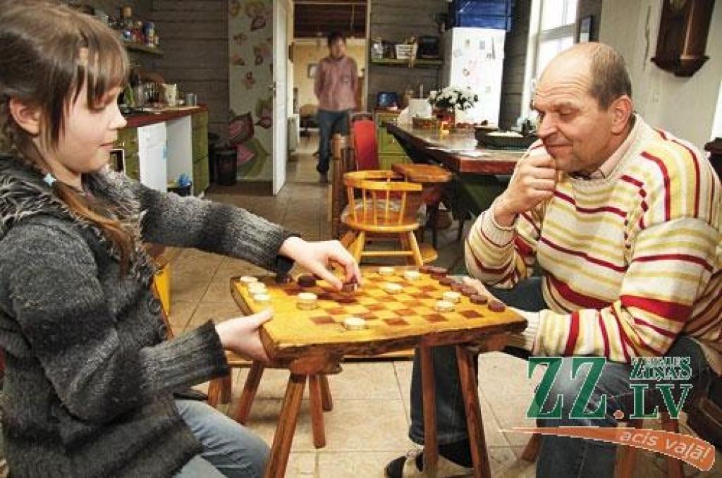 Saimnieka darināti ķeblīši – gan sēdēšanai, gan dambretes spēlei.
Autors: Agris Samcovs 